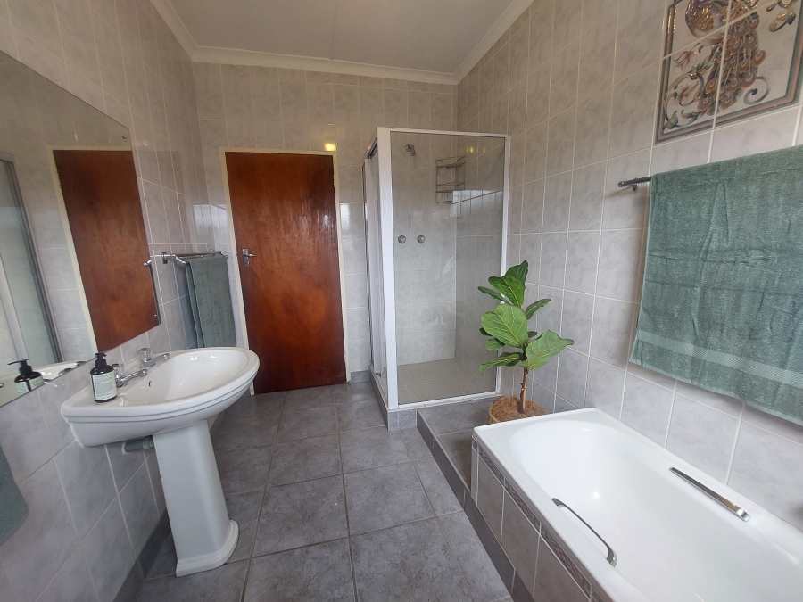 5 Bedroom Property for Sale in Protea Heights Western Cape